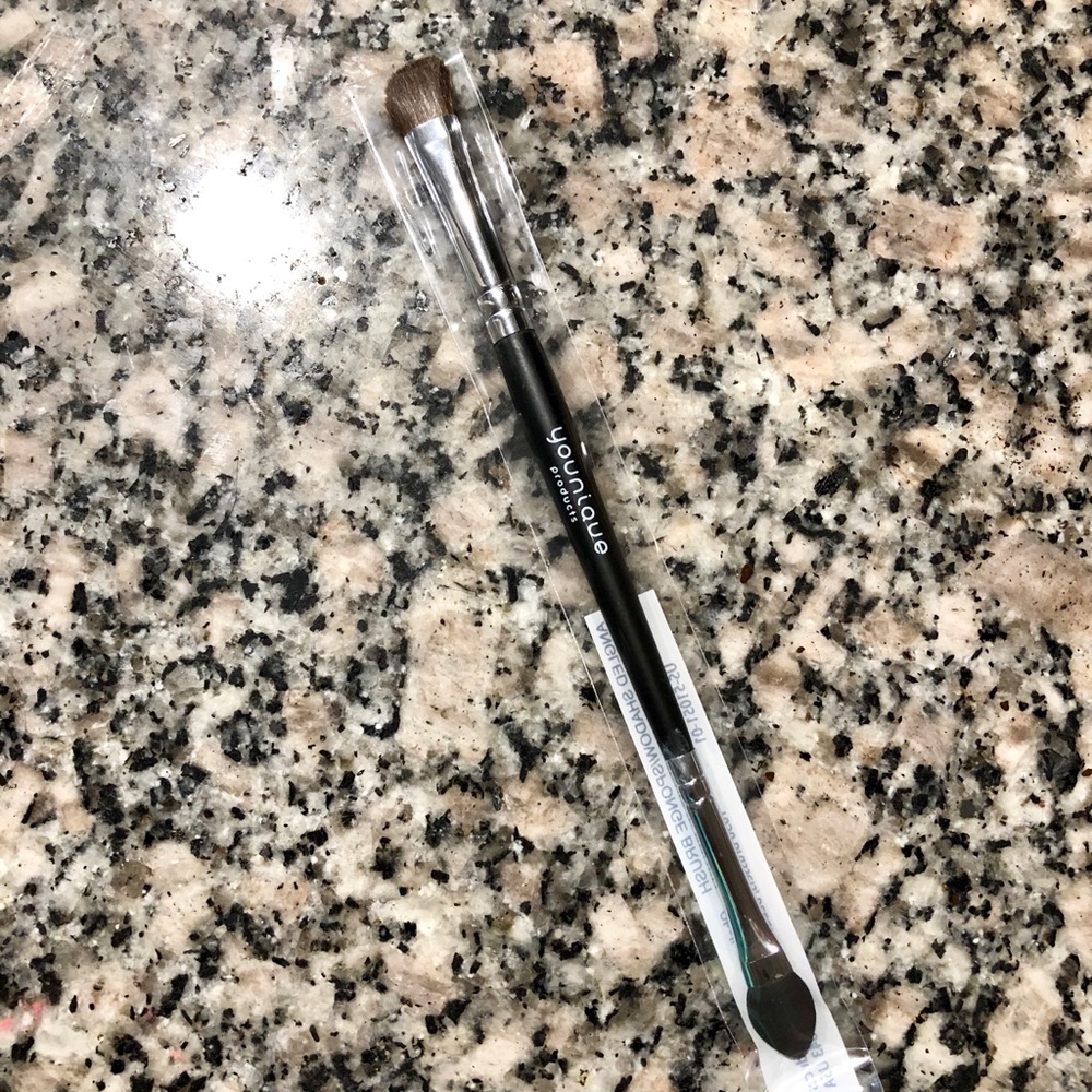 Younique Angled Shadow Sponge Brush